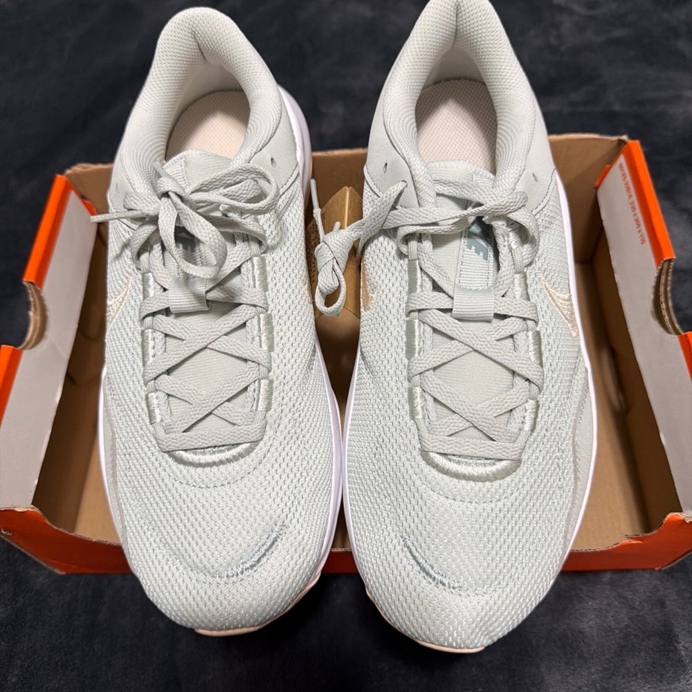 Nike Women's Light Gray Sneakers